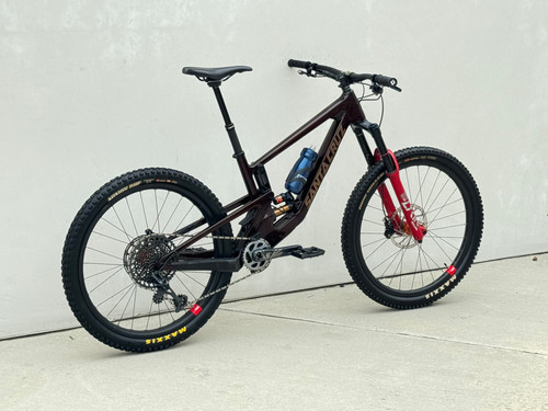 SANTACRUZ NOMAD CC ‘19カーボンとCHRIS KING BB santa-cruz-nomad-6-cc-x01-axs-