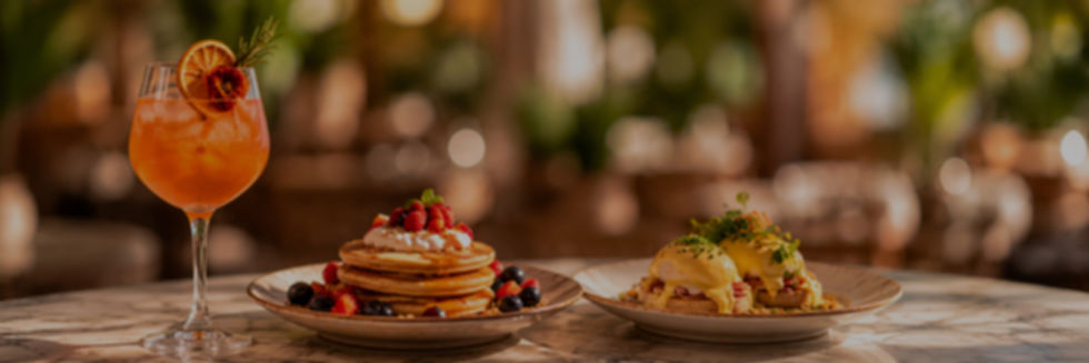 Brunch de Cremat Group con pancakes, huevos Benedict y cóctel