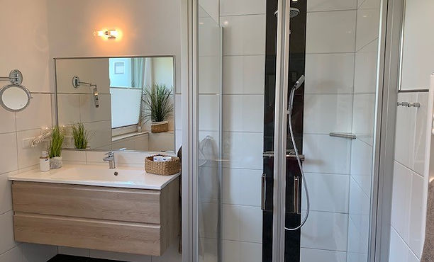 41 Z EG Bad Blick Waschbecken Dusche.jpg