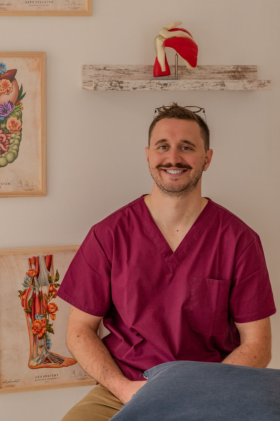 L'ostéopathe Clément Boulet, pose face caméra, souriant, afin de se présenter 