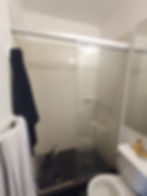 Antes de la remodelacion de un baño color blanco