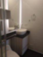 Despues de la remodelacion de un baño color blanco