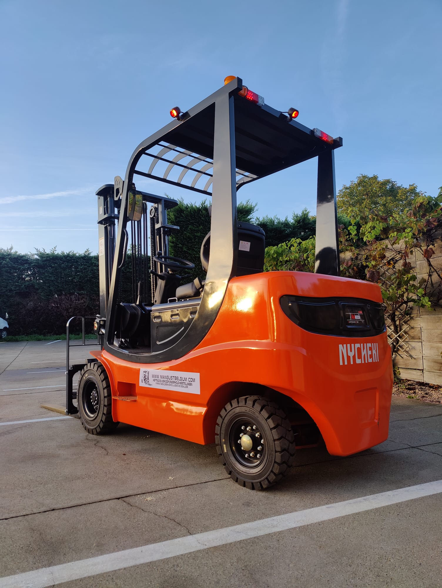 NYCHEKI 2.0 TON ELEKTRISCH MET SIDESHIFT EN VORKVERSTELLER