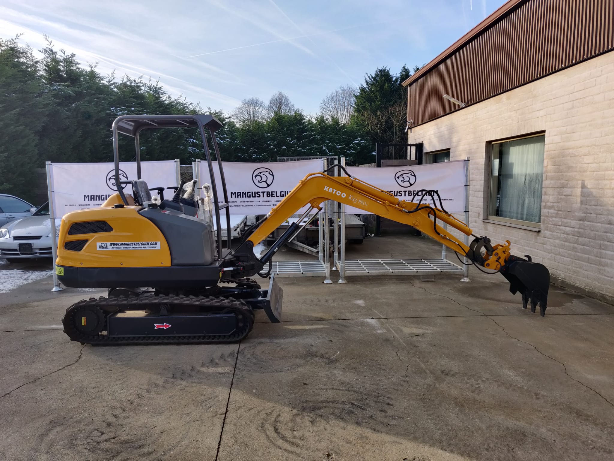 Katco  K25-pro+ graafmachine 2.5 TON  met 2 bakken