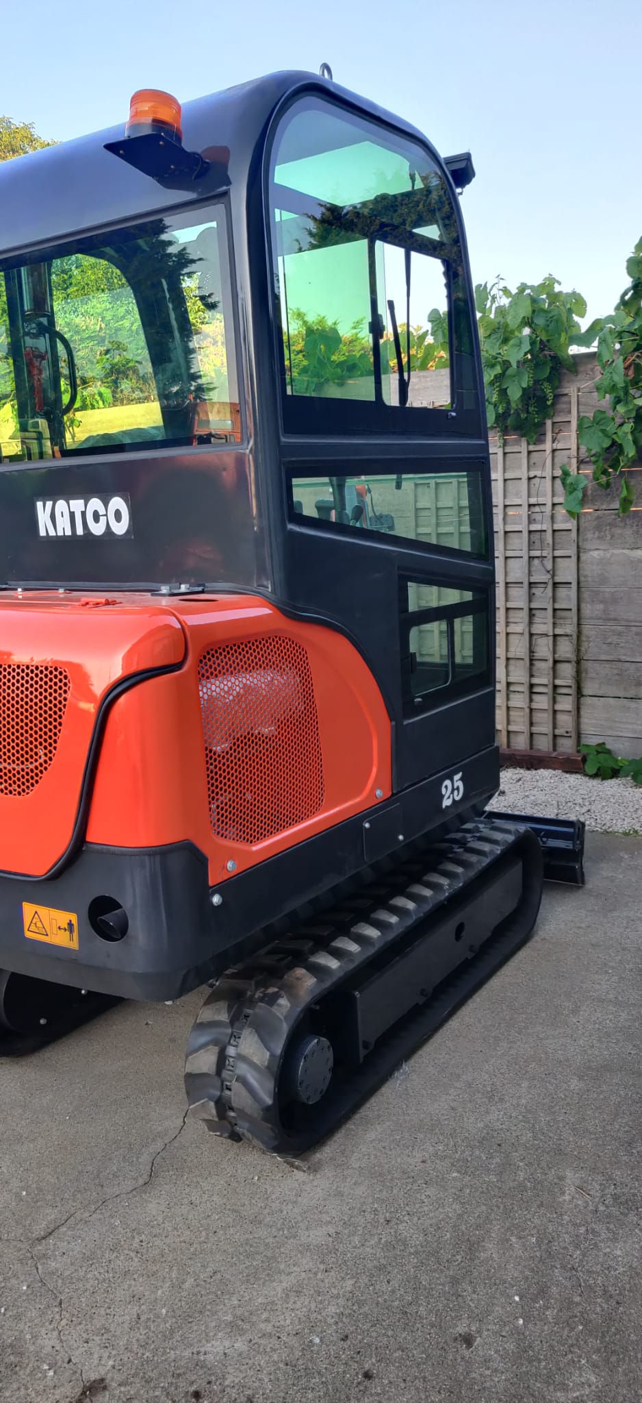 Thumbnail: Katco Q27 graafmachine met cabine  en 2 bakken