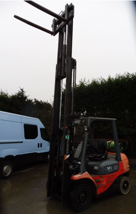 Thumbnail: Toyota lpg  2.5 ton triplex mast met sideshift en 4 hendels