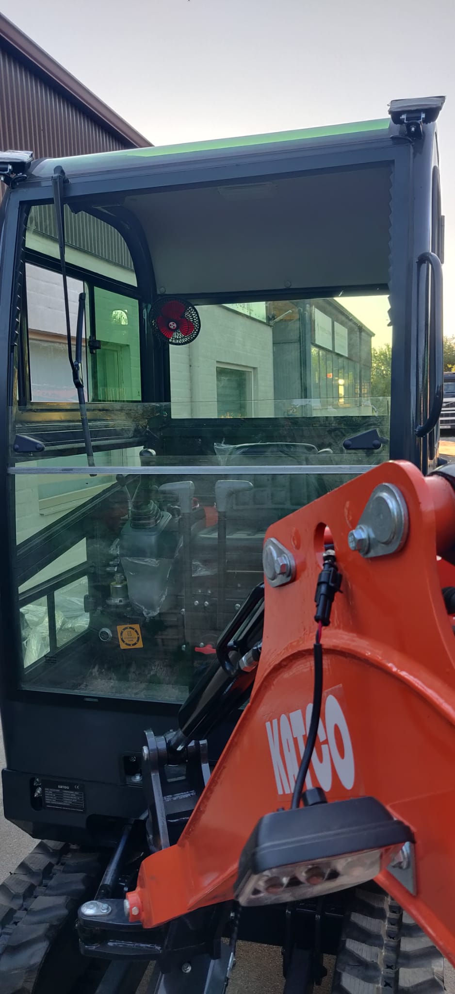 Thumbnail: Katco Q27 graafmachine met cabine  en 2 bakken