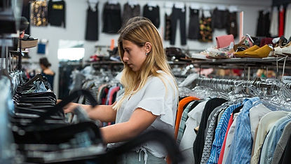 girl-clothes-shopping_t20_QaGlba-e1539350436420.jpg
