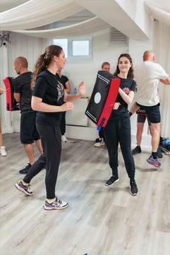 adolescenti exersand in pereche lovituri cu pumnul