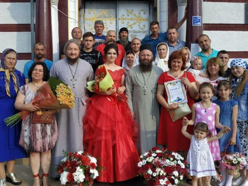 Нелюди на Буковині заборонили приходити дівчині на випускний через... Церкву