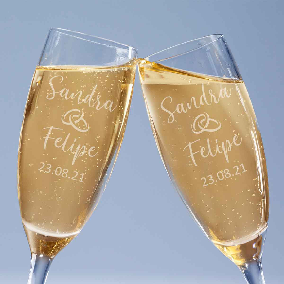 Copas de boda con alianzas, nombres y fecha grabadas