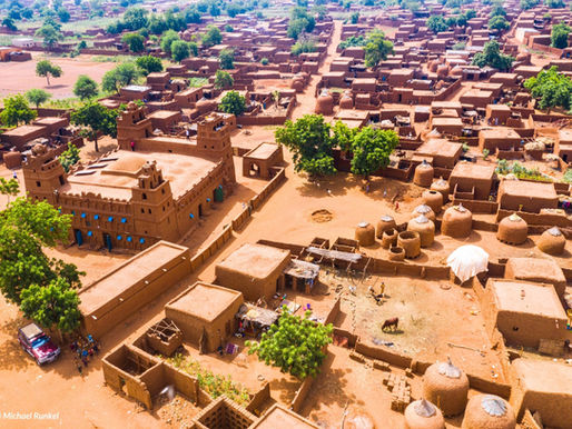 Lumière et lieux saints de l'Islam, à la découverte des mosquées du monde (n°82) - Yaama : la mosquée qui surgit de la terre et s’élève vers Dieu