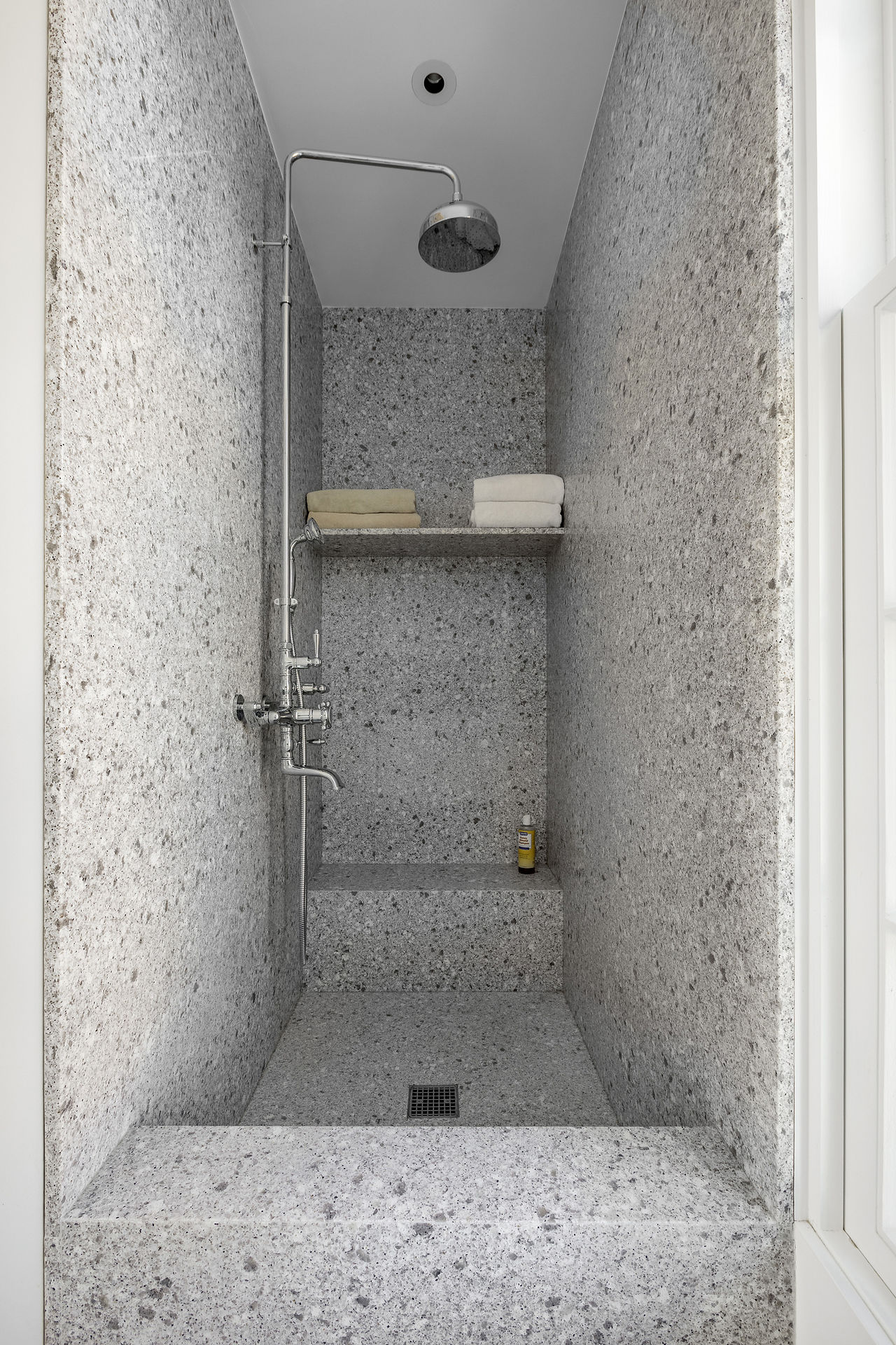 Speckled quartz dog washing shower 