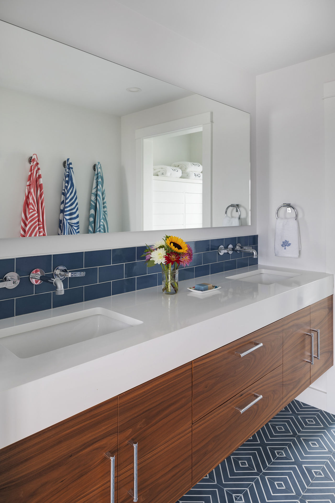 Bathroom vanity countertops with subway tile