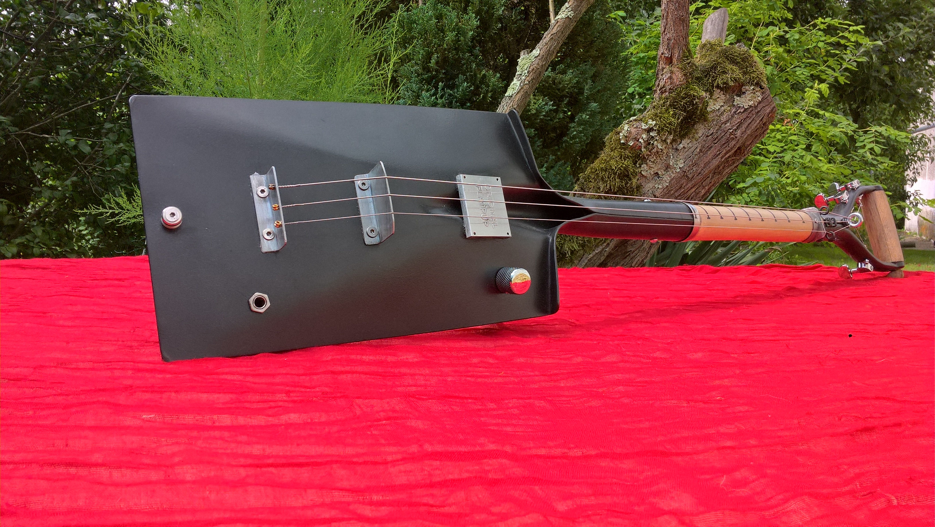 Cigar box. Shovel 3 strings