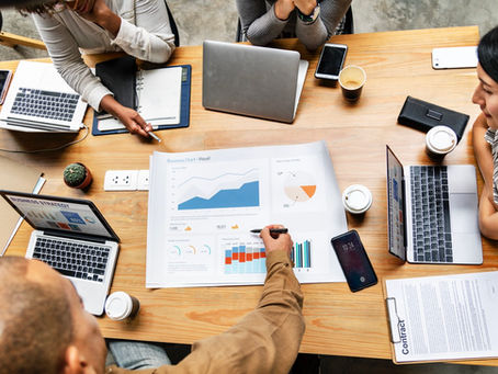 O que uma agência de marketing digital faz (de verdade) Uma agência séria não começa “fazendo post” ou “subindo anúncio”. Ela começa entendendo o cenário. Em geral, o trabalho se divide em 3 grandes blocos: 1) Diagnóstico e estratégia Aqui entram perguntas como: Qual é o objetivo? (leads, vendas, agendamentos, autoridade) Quem é seu público? Qual é sua oferta e diferencial? O que já funciona hoje e o que não funciona? A estratégia define o que fazer primeiro e quais canais usar. 🔗 LINK (no final deste parágrafo): /contato Âncora sugerida: “Quero um diagnóstico do meu cenário” 2) Execução por canais (o que vai para a rua) Depois da estratégia, a agência executa os canais necessários. Os mais comuns são: Criação de site (base de conversão e credibilidade) 🔗 LINK (no final da linha): /criacao-de-sites Âncora: “Criação de Sites Profissionais” Gestão de tráfego pago (acelerar leads e vendas) 🔗 LINK: /trafego-pago Âncora: “Gestão de Tráfego Pago” Gestão de redes sociais (posicionamento e