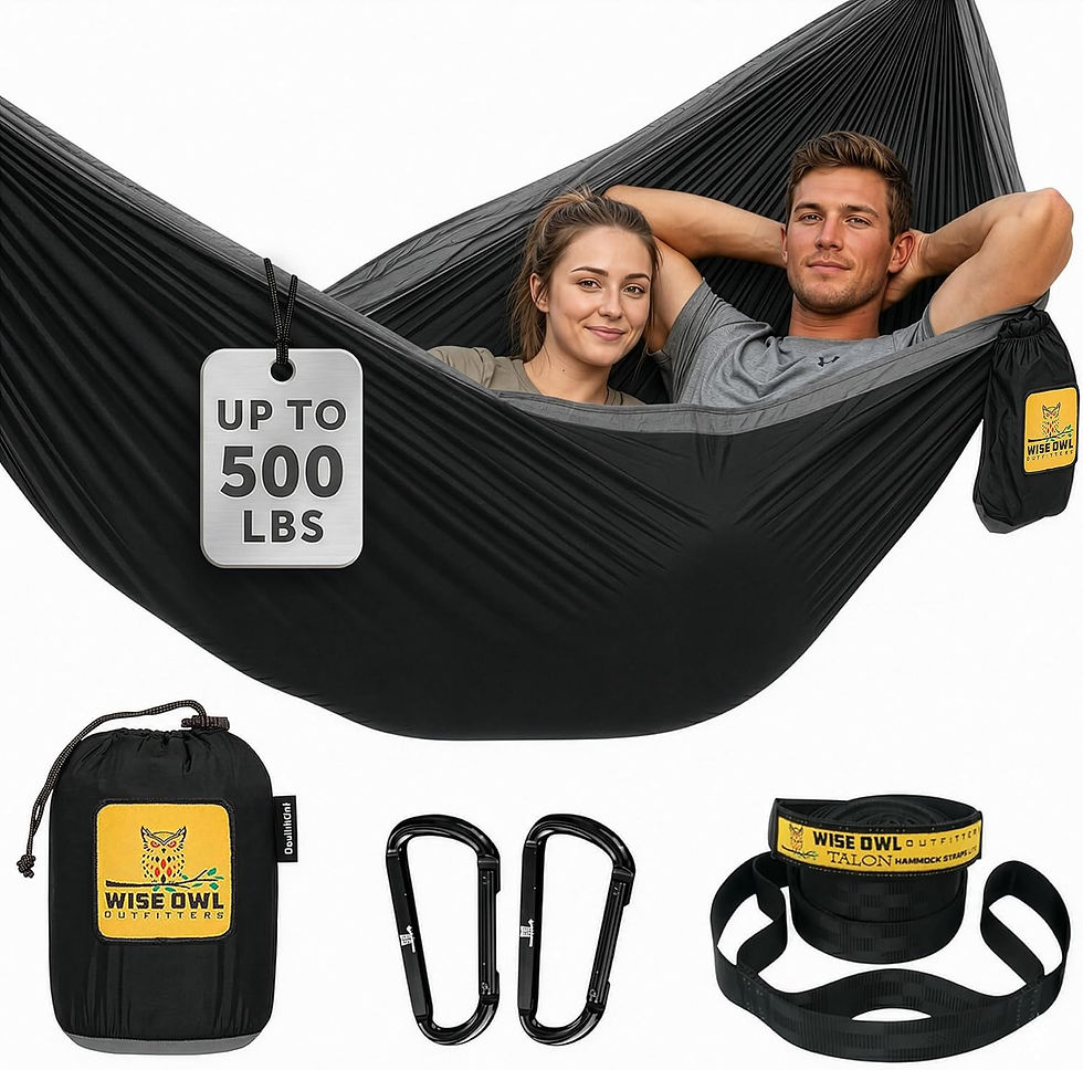 Couple dans un hamac double Wise Owl pour kits de survie.