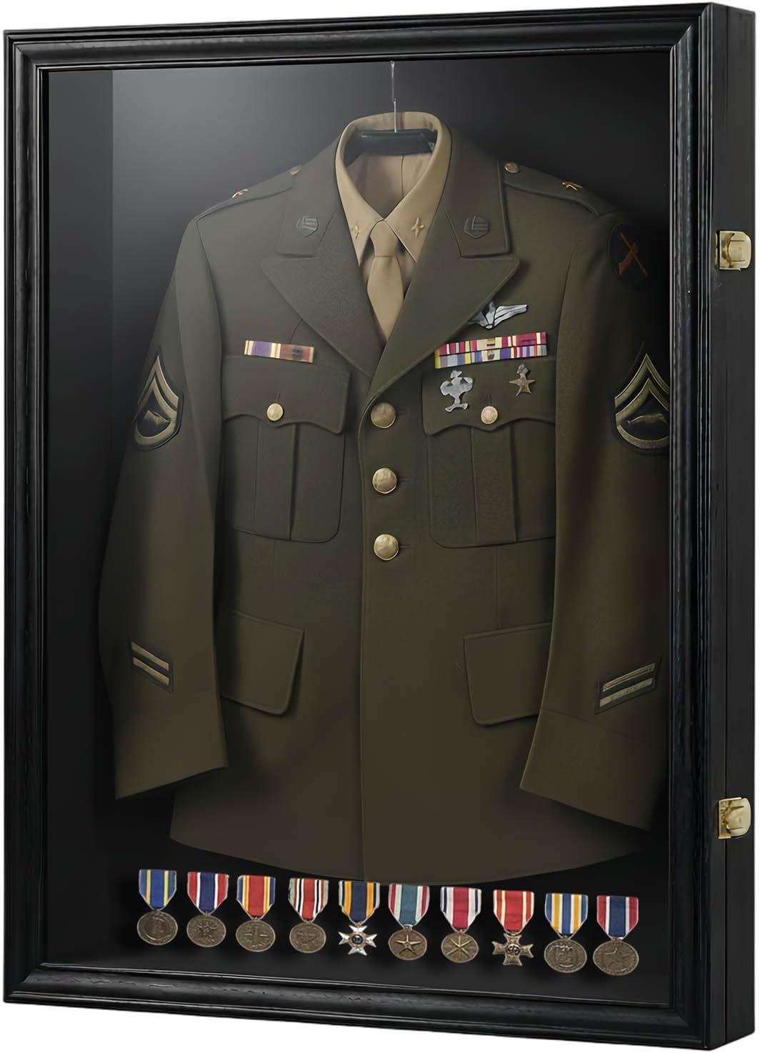 Vitrine pour uniforme militaire avec décorations et médailles.
