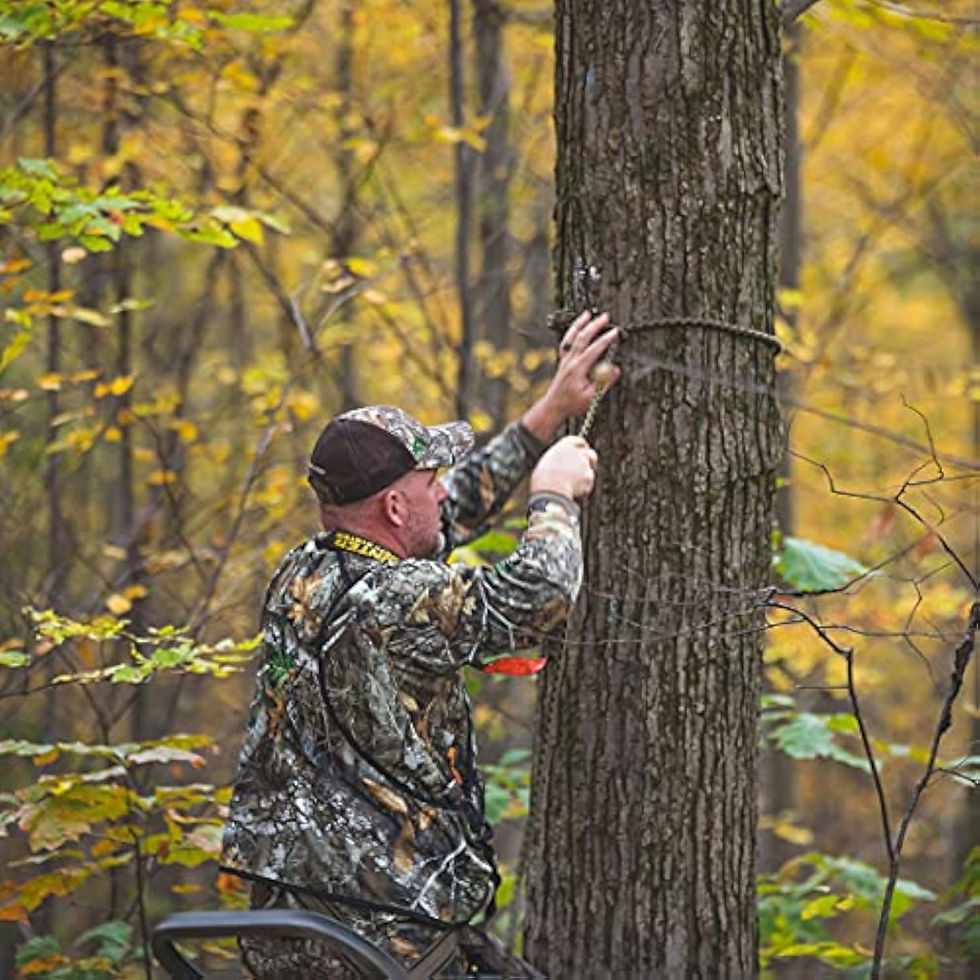 Thumbnail: Chasseur installant une sangle de sécurité Hunter Safety System.