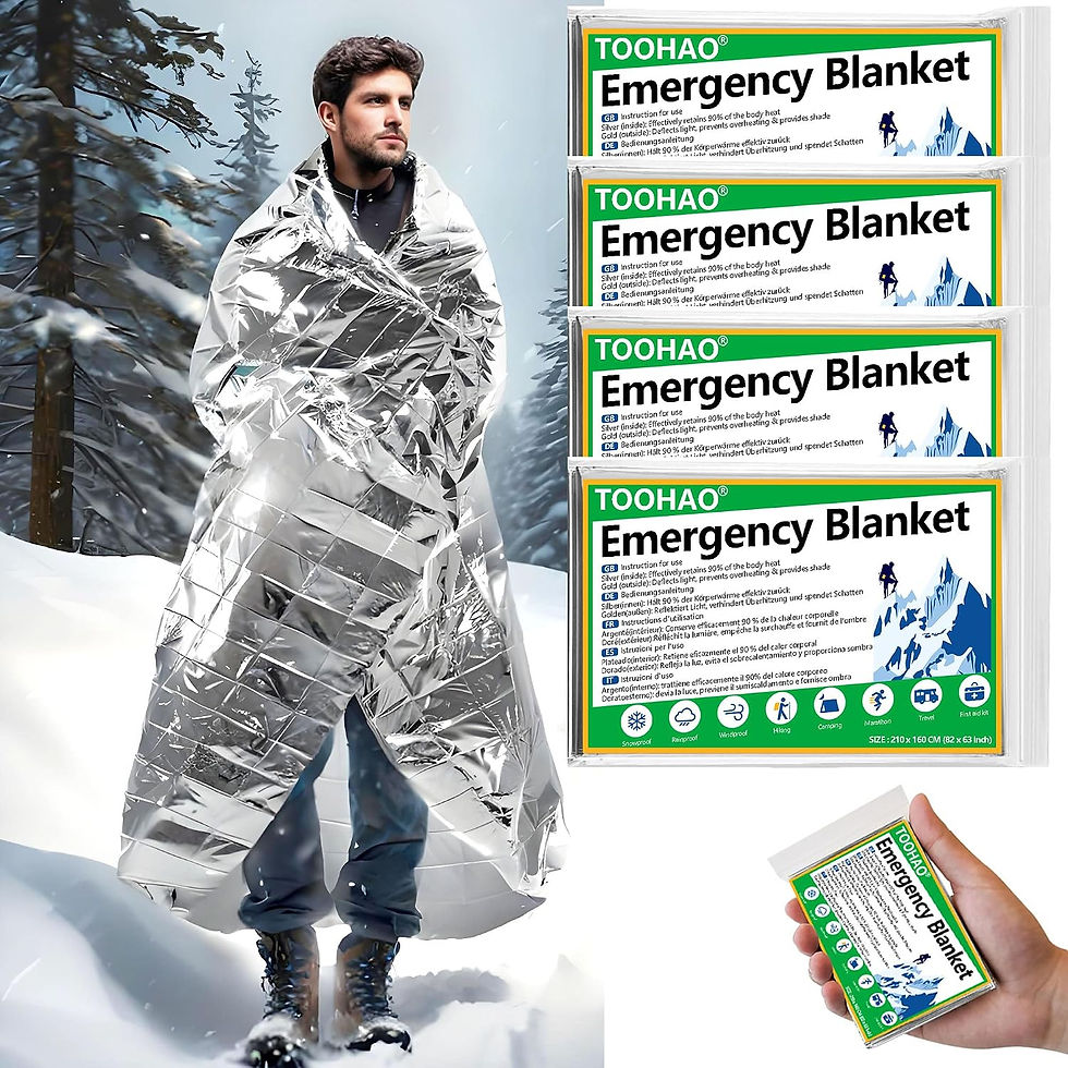 Homme en montagne utilisant une couverture de survie réutilisable