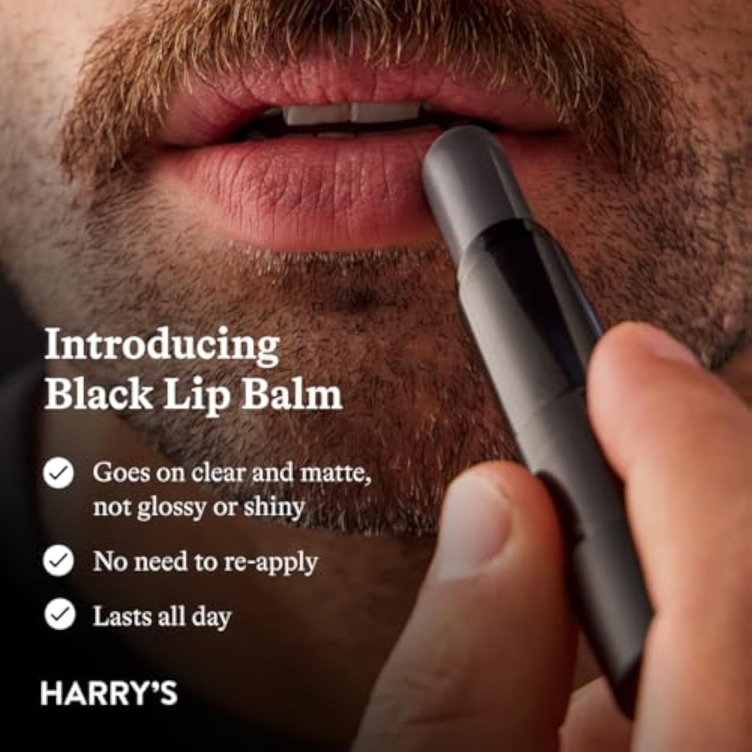 Homme appliquant le baume à lèvres noir Harry's. Application mate, longue durée.