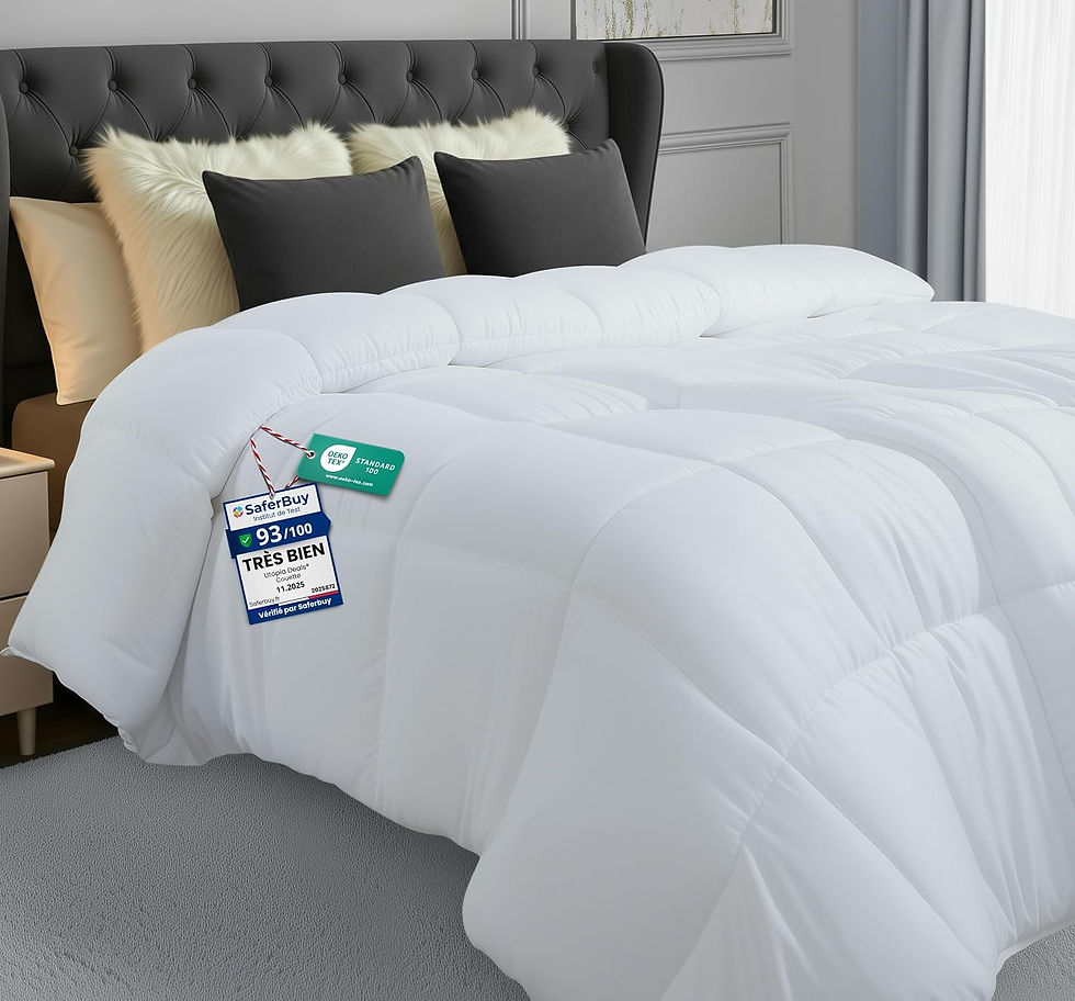 Couette légère Utopia Bedding 135x200 cm blanche sur un lit.