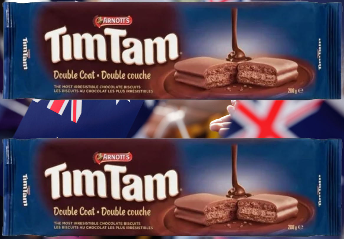 Deux paquets de biscuits Arnott's Tim Tam Double Coat, fond de drapeaux.