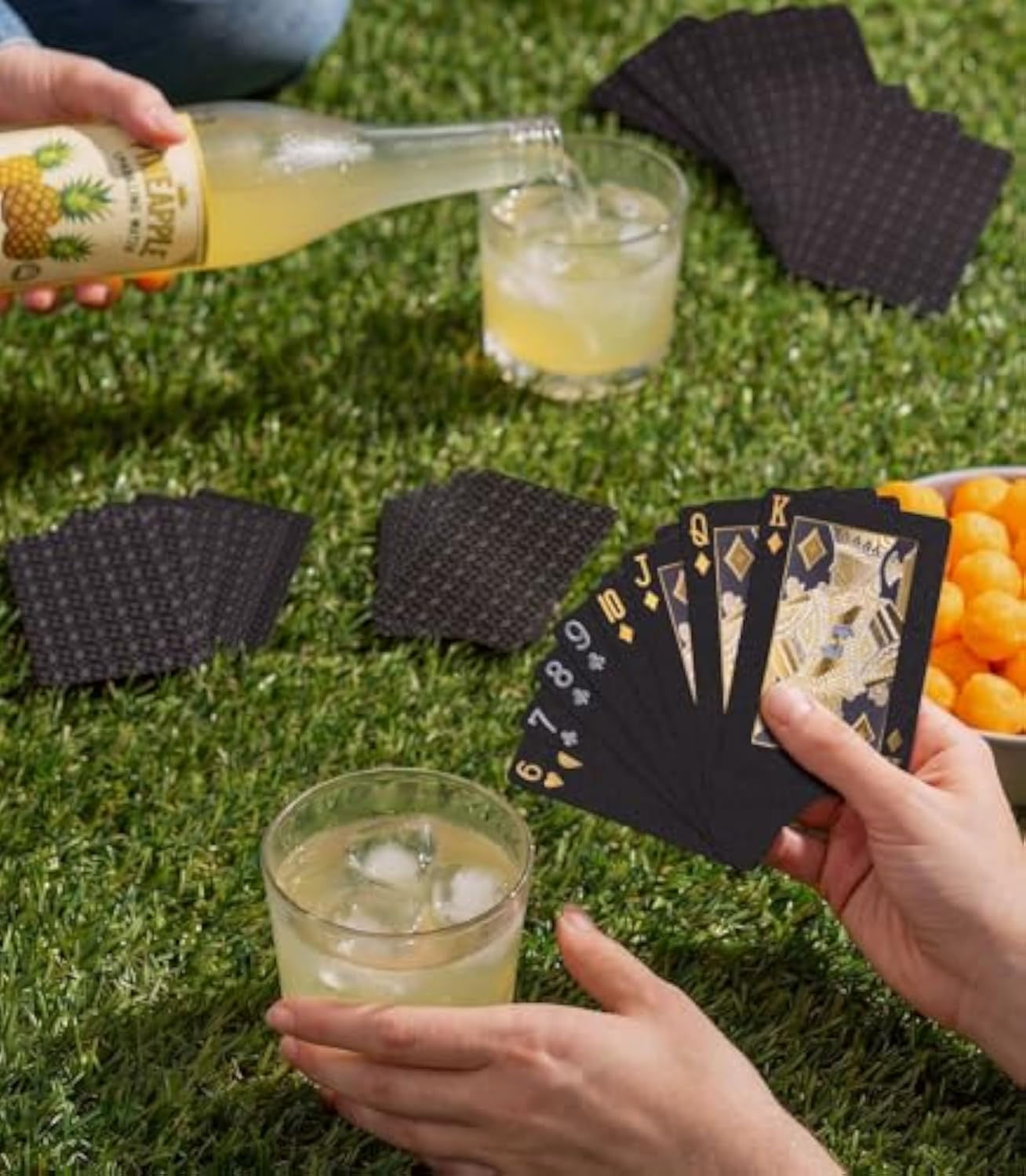 Cartes de poker Bierdorf Diamond noir sur gazon avec verres.