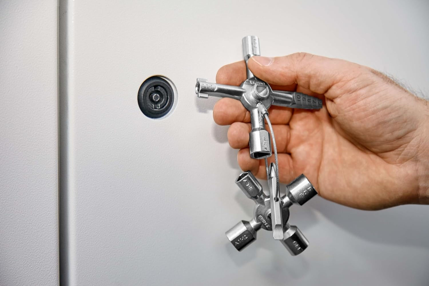 Utilisation du Knipex 00 11 01 TwinKey sur armoire de commande