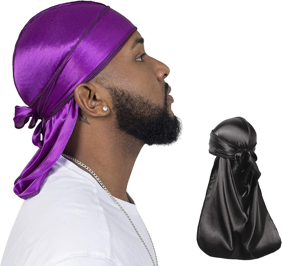 Thumbnail: Homme portant un durag en satin violet et noir pour cheveux ondulés.