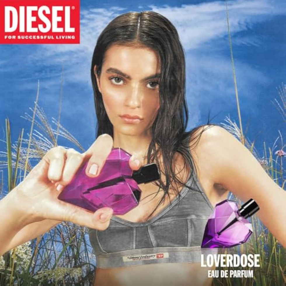 Miniature : Femme tenant le parfum Loverdose de Diesel dans un champ