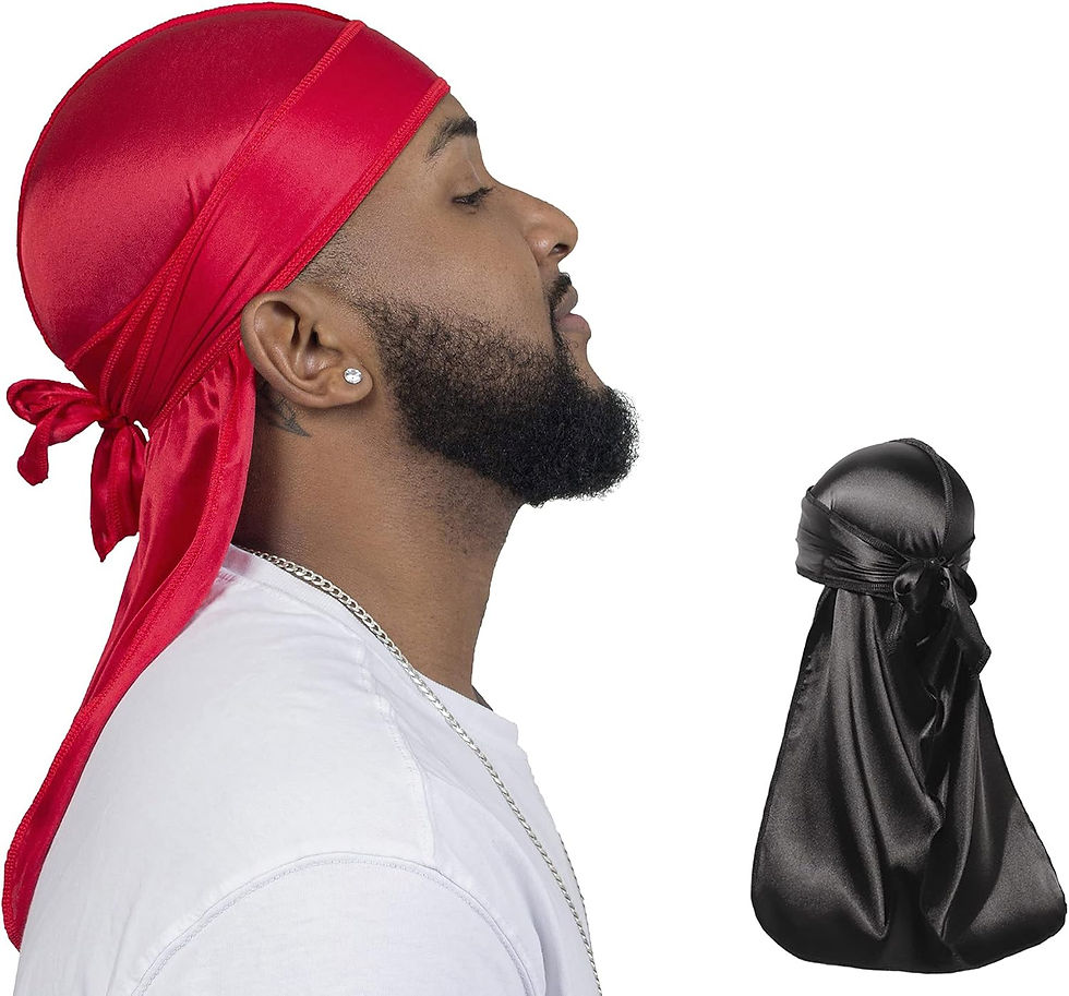 Thumbnail: Homme portant un durag en satin rouge, lot pour cheveux.