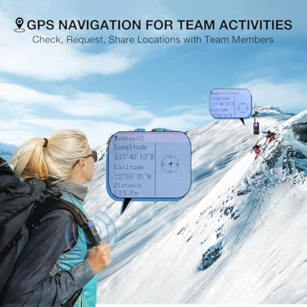 Miniature : Randonneuse utilisant la navigation GPS du Baofeng UV-5RM Plus à la montagne.