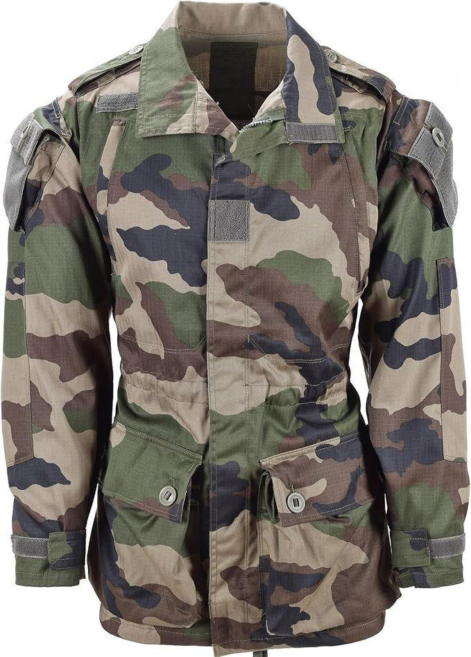 Veste militaire de camouflage, motif vert, marron et noir.