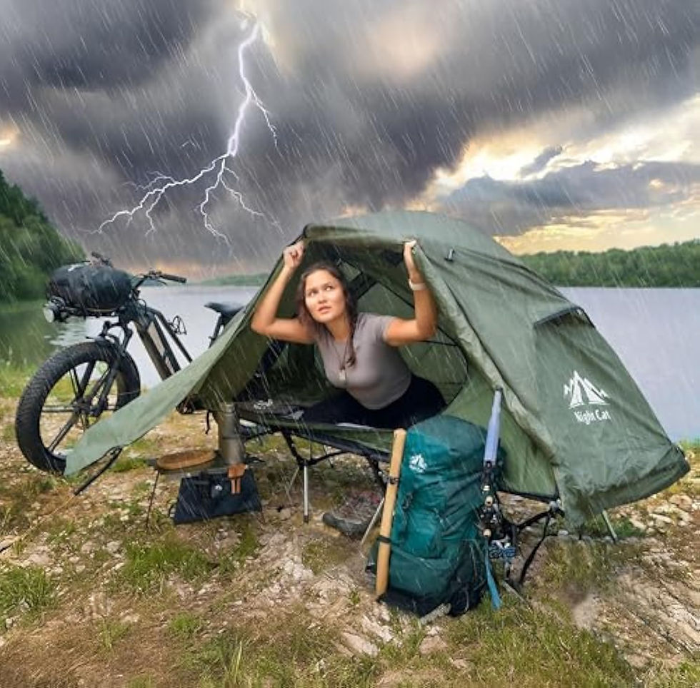 Thumbnail: Femme sous tente hors sol Night Cat étanche par orage.