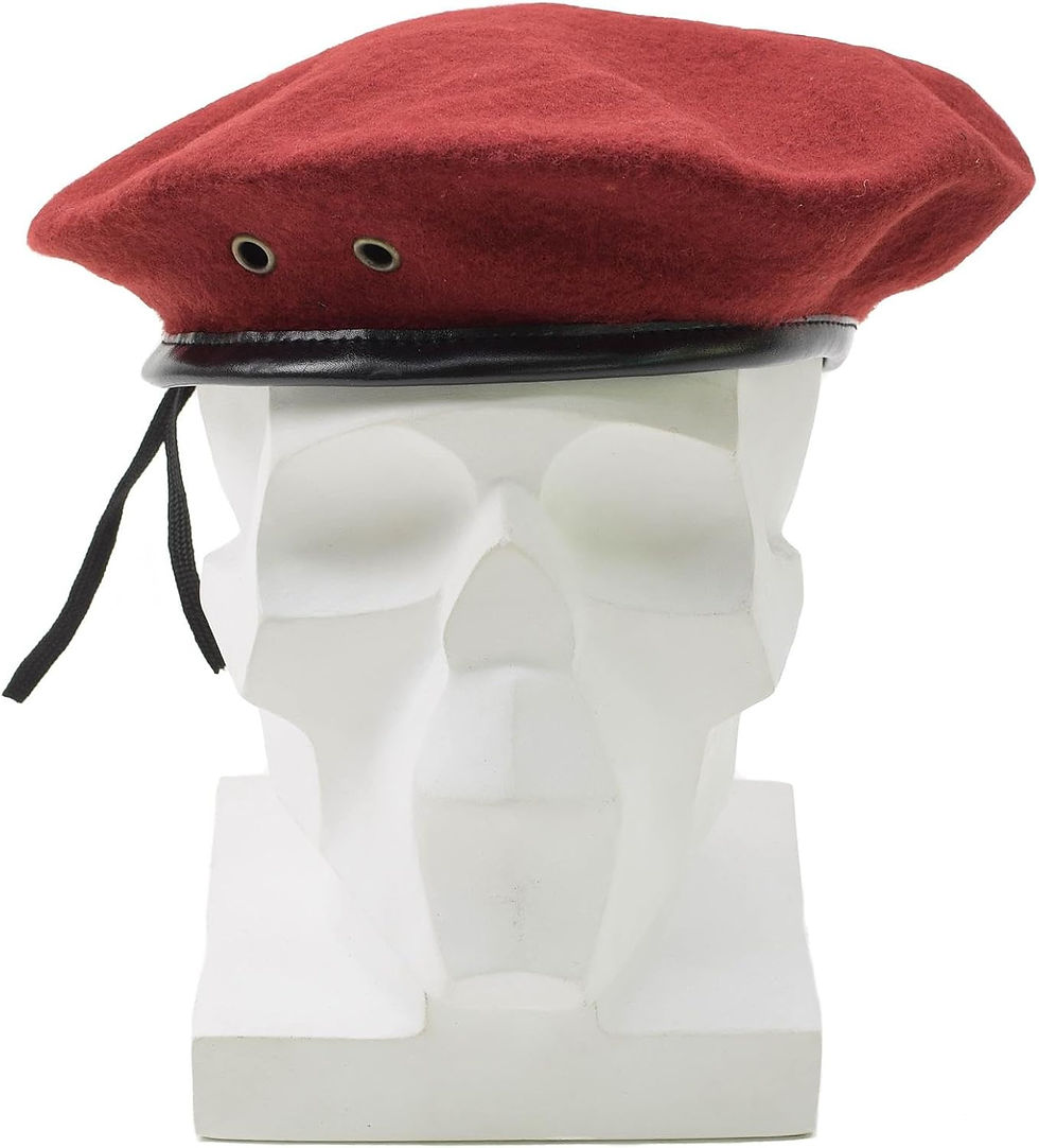 Béret militaire français rouge sur un support blanc.
