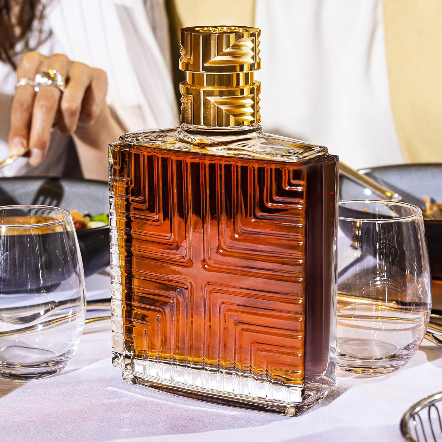 Carafe de Camus Cognac XO sur une table dressée