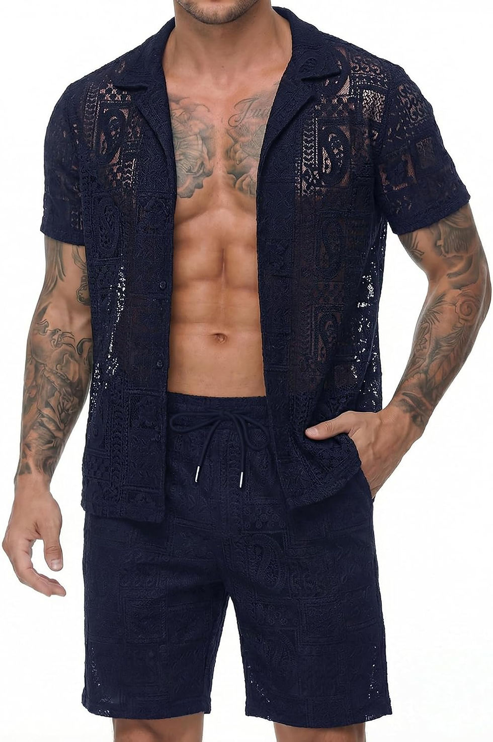 Miniature : Homme en chemise et short bleu foncé transparents.