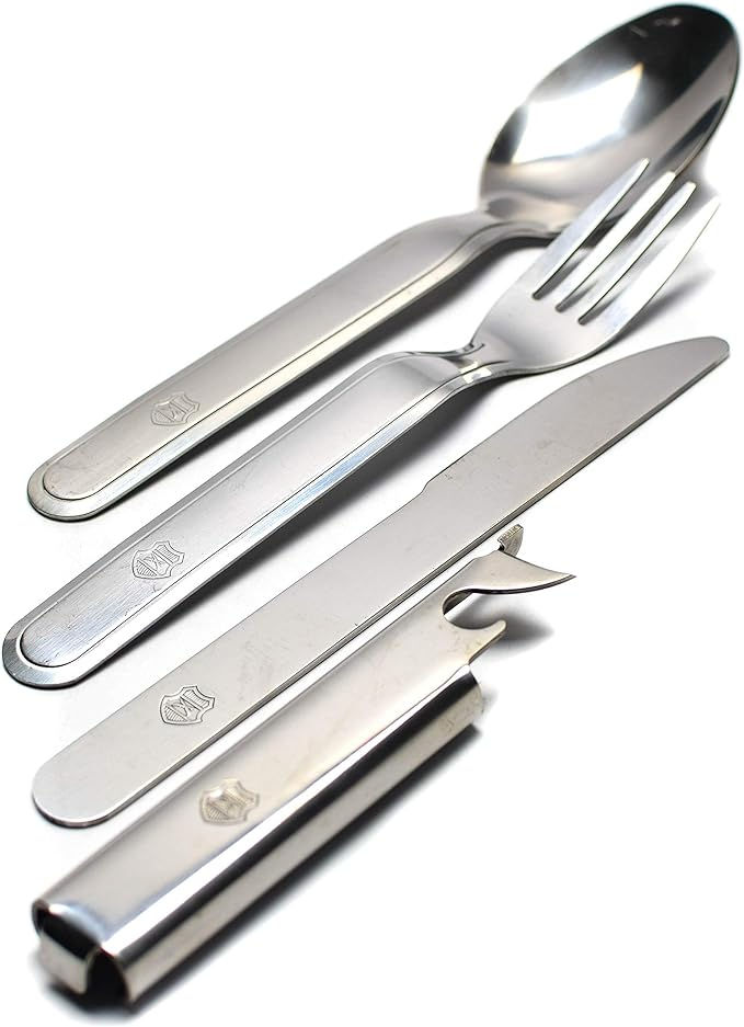 Couverts en acier inoxydable: fourchette, couteau, cuillère et ouvre-bouteille sur fond blanc.