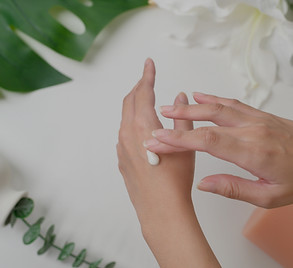 vecteezy_close-up-hand-of-applying-moist