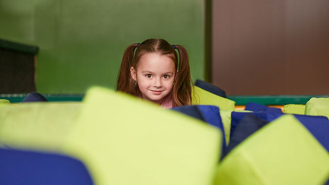 enfant qui fait de la psychomot, psychomotricité. Gym - gymnastique - enfant - kids