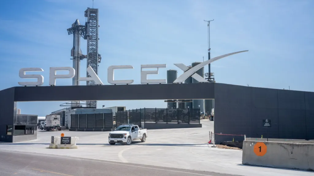 Το εργοστάσιο Starfactory της SpaceX στο Starbase του Τέξας, όπου κατασκευάζεται ο πύραυλος Starship από ανοξείδωτο ατσάλι