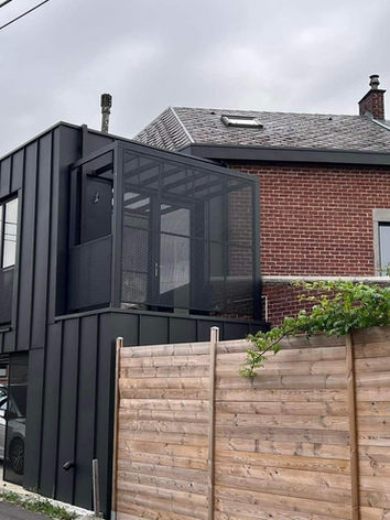 Cette extension accueille un atelier d'artiste. L'objectif de ce projet est de proposer un espace suffisamment lumineux favorisant la création.
Une intervention sur la façade vient compléter l'intervention rendant cette dernière plus dynamique.