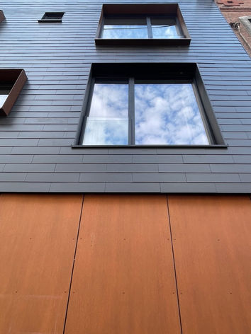 Promotion logement│Namur
Ossature bois
Le projet consiste en la transformation d'un bâtiment du centre-ville de Namur.
Derrière cette jolie façade contemporaine se cachera la rénovation de 7 logements.
Le projet renforce le front de bâtisse existant de la rue.
On vise une belle mixité de logements.
Entreprise : Chimsco