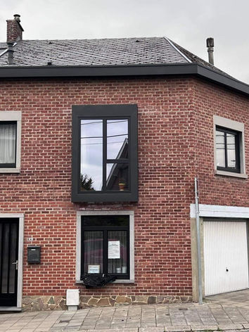 Cette extension accueille un atelier d'artiste. L'objectif de ce projet est de proposer un espace suffisamment lumineux favorisant la création.
Une intervention sur la façade vient compléter l'intervention rendant cette dernière plus dynamique.