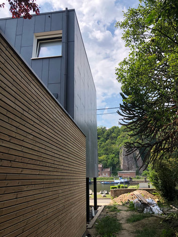Extension │Andenne │Ossature bois
​
Cette maison en bordure de Meuse à Andenne profite d'une vue imprenable. L'extension sur pilotis permet un raccord direct avec les pièces existantes favorisant un dégagement visuel. La famille profitera d'une large baie avec banquette pour s'y reposer. 
A l'arrière, afin de rendre la communication jardin/maison aisée, une terrasse prolongera le séjour.
​
Entreprise : Chimsco 