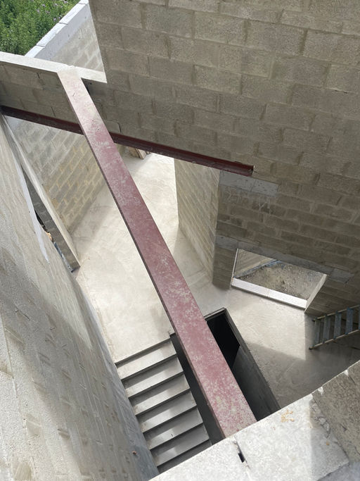 Habitation│Fosses-la-Ville │Maçonnerie
Cette maison bioclimatique s'intègre parfaitement à son paysage. Respectant le relief du terrain, les volumes sont orientés de façon efficaces tout en proposant des cadres paysagers précis. Une serre bioclimatique habite la maison. Elle a pour rôle de chauffer l'habitation en hiver et de créer une ventilation efficace en été évitant toute surchauffe. L'habitation peut profiter de cet espace comme jardin d'hiver.
C'est une architecture épurée qui vise des performances énergétiques importantes tout en ayant une réflexion sur l'utilisation de ces matériaux.