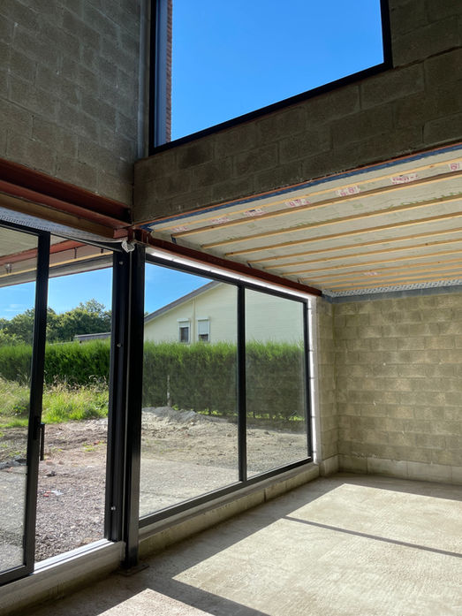 Le projet consiste en la transformation d'un bâtiment du centre-ville de Namur. 
Derrière cette jolie façade contemporaine se cachera la rénovation de 7 logements.
Le projet renforce le front de bâtisse existant de la rue. 
On vise une belle mixité de logements.
​
Entreprise : Denis Dujeu - Chimsco  
Idtoit - Adrien Challe