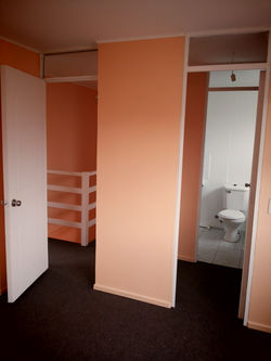 Dormitorio principal y baño
