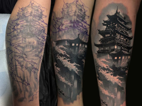 Realistischer Tattoo-Prozess – japanischer Tempel im Black & Grey Stil, gestochen bei Ink Tattoo Basel.